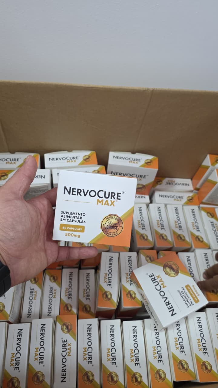 Caixa de NervoCure Max com 60 cápsulas de 500mg segurada na mão sobre o estoque